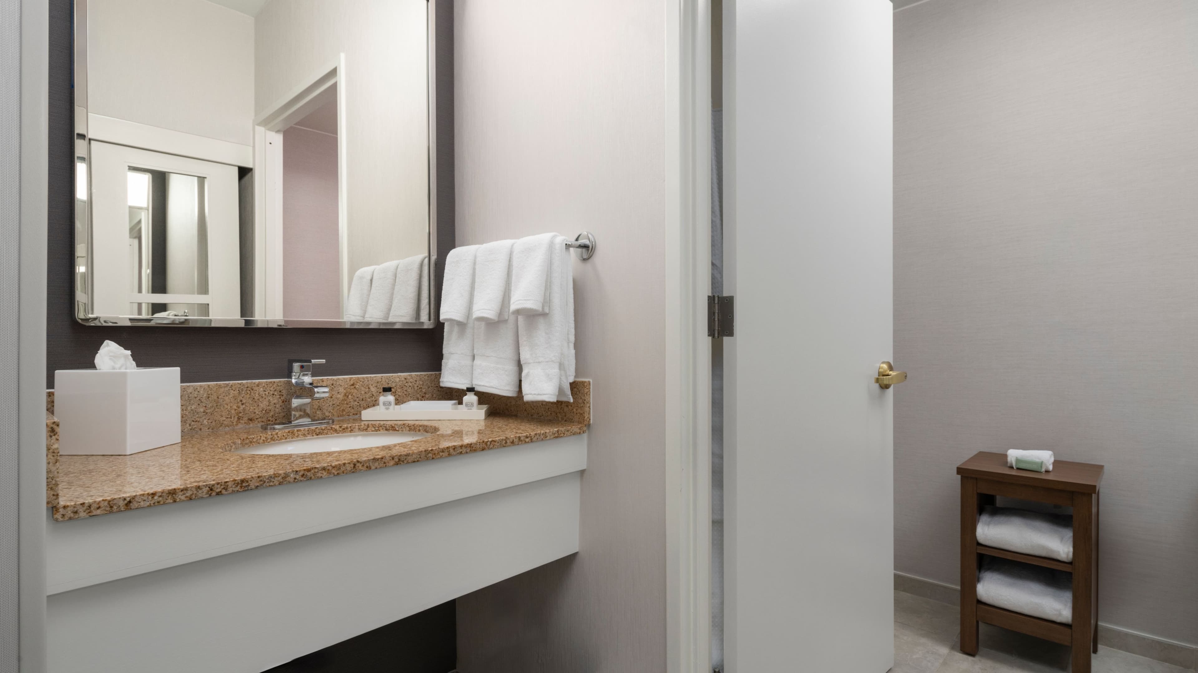 350 Sqft Larger King Room - Image 4