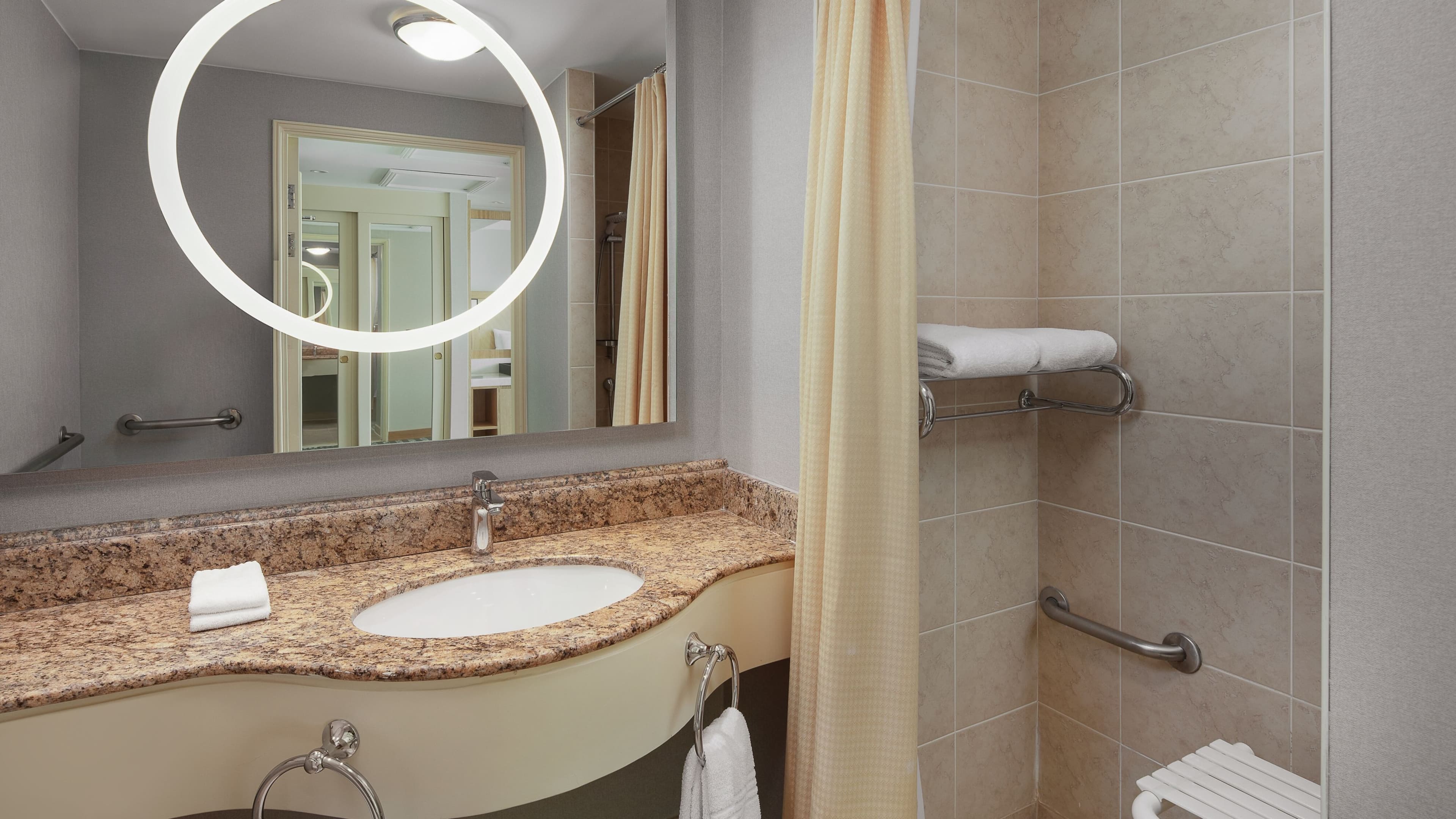 Superior Twin Room - Image 4